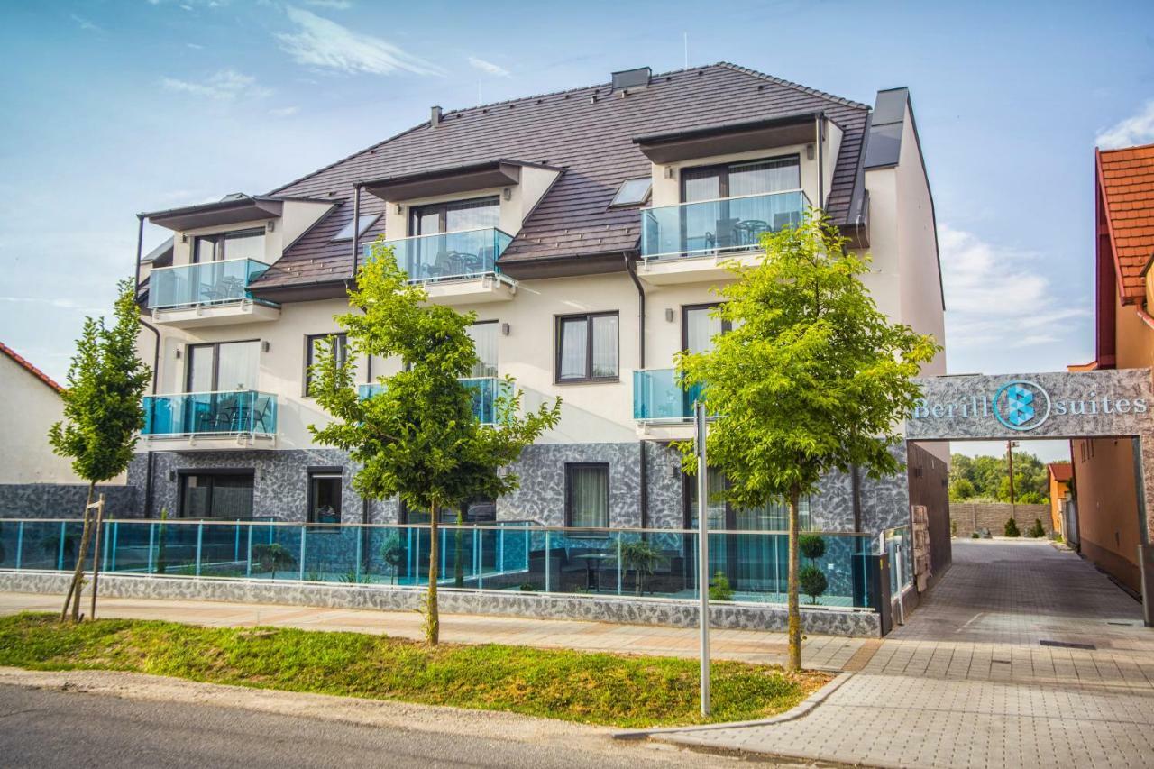 Berill Suites Sarvar Luaran gambar
